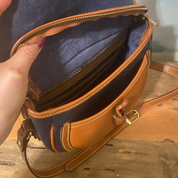 Vintage navy tan Dooney Bourke-like leather purse - Picture 3 of 10